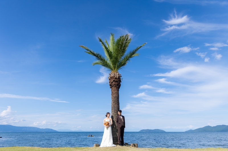 ヤシの木の下で！