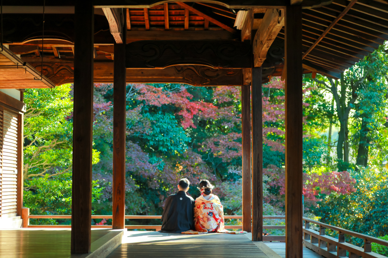 本堂からお庭を眺めるお二人。
