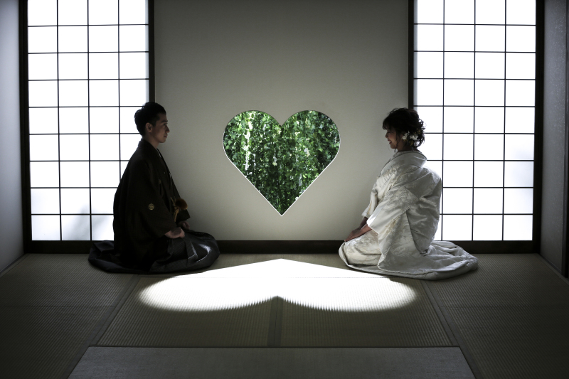 窓から差し込む光で印象的な１枚に。