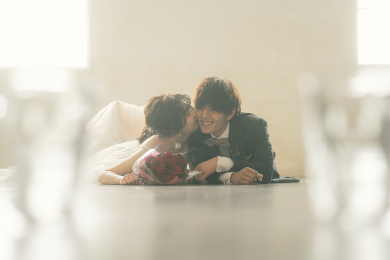 赤い薔薇とグラスと・・・