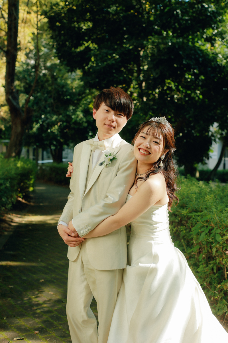 ぎゅっと後ろから新郎様を抱きしめる新婦様