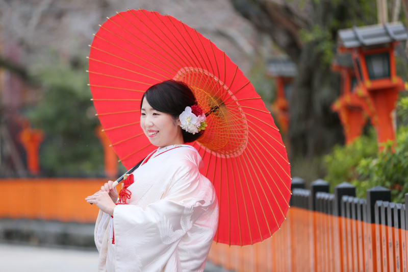 照れつつもソロショット…