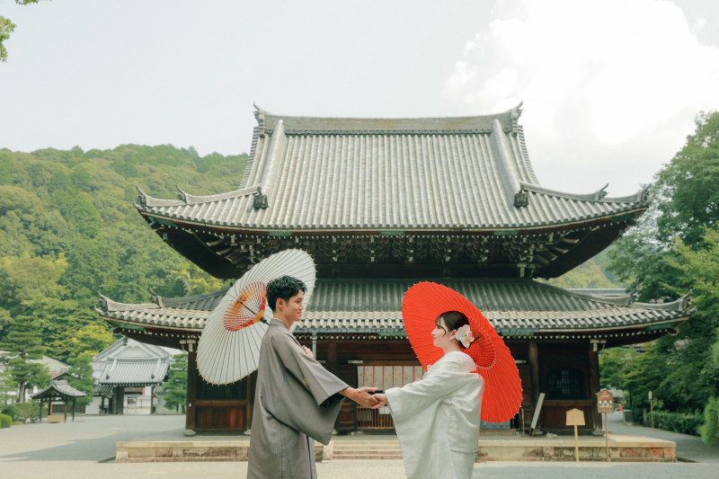 手を取り合いながら和傘を持つお二人