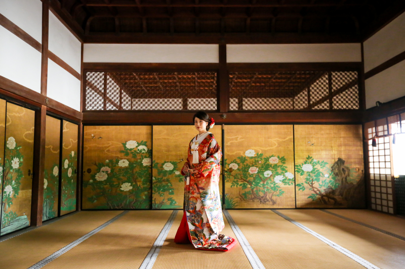 金色の襖を背景に