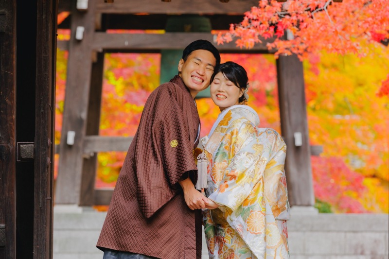 赤色の背景に包まれて。