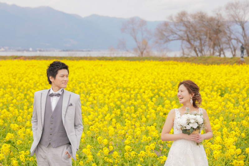 菜の花畑を背景に!