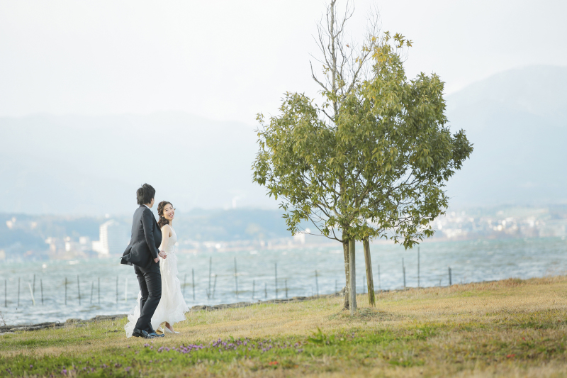 手を繋いで楽しそうに歩くお二人。