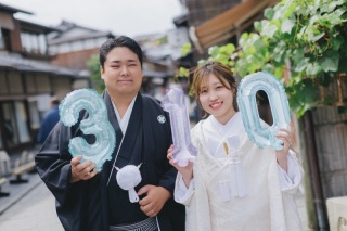 八坂で京都らしい一枚にアイテムを使って自分たちらしさも加えて