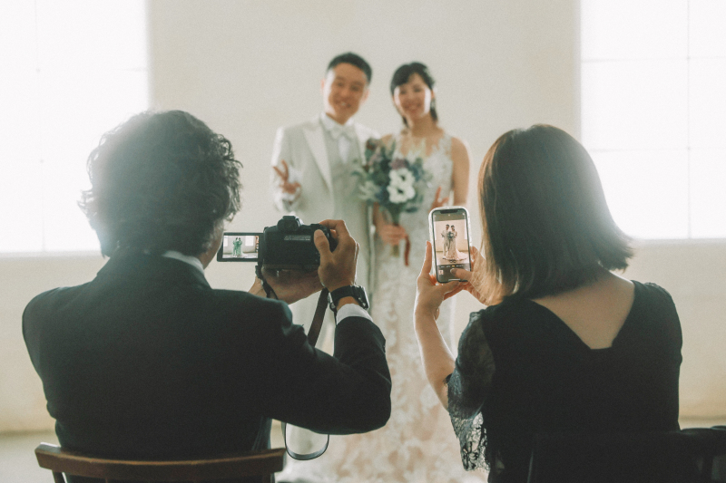 お二人の大切な人がカメラを向ける瞬間