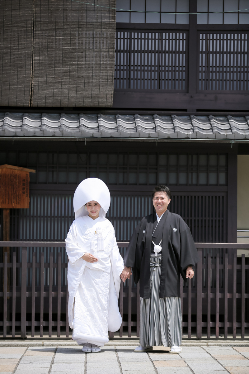 町家の前で撮影させていただきました。