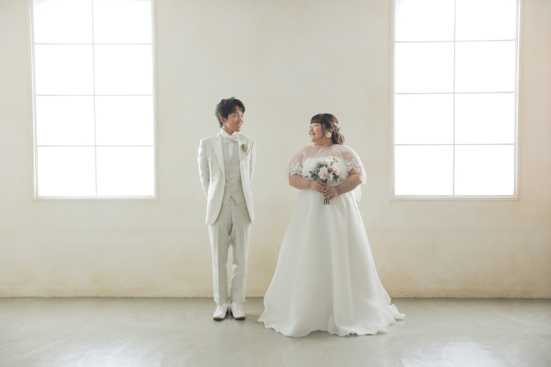 窓から光が差し込むハウススタジオ