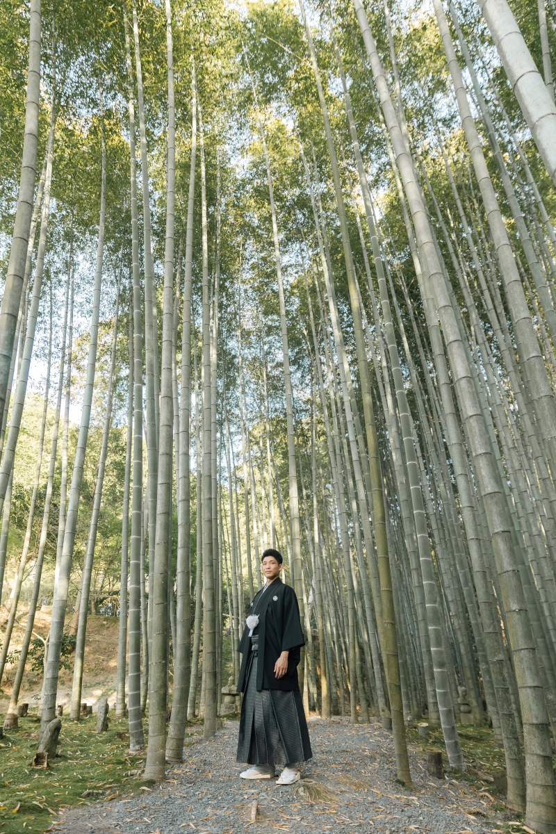 竹林の中で新郎様のソロカット