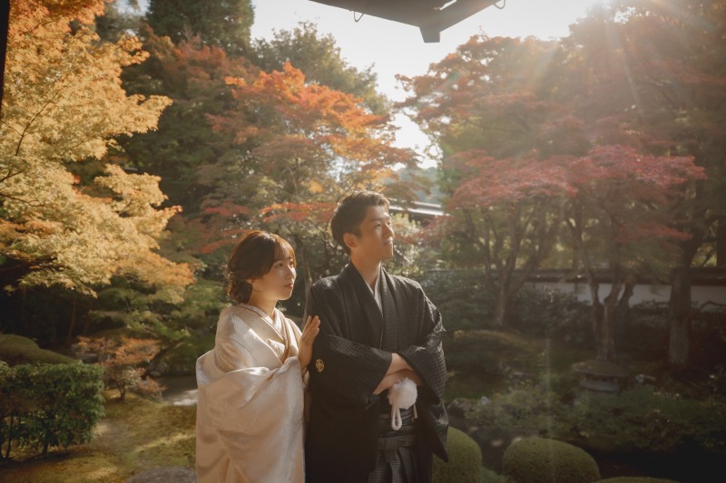 お庭の紅葉を背景に