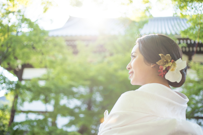 新緑と新婦様のカット。