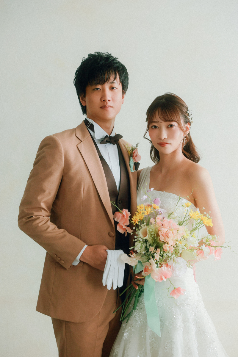 次に、シンプルな背景での立ち姿の写真です。