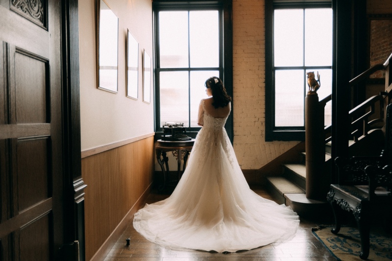 背中の編み上げも素敵ですよね