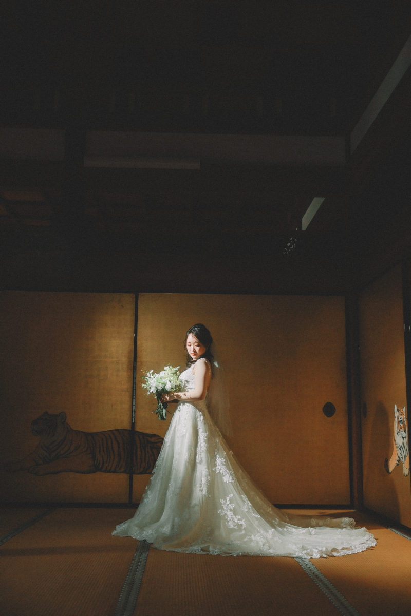 金屏風の前、ドラマチックなワンシーン