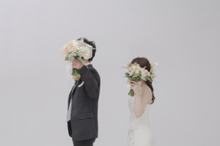 大切なフォトウエディングにはぜひ花束を♡【洋装スタジオPlus】