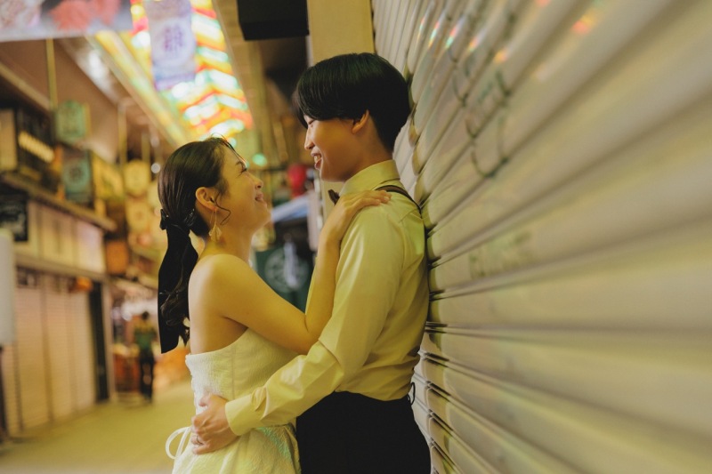 賑やかな屋根の下での一枚を撮影。