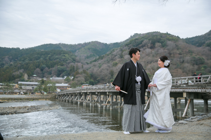 渡月橋をバックに