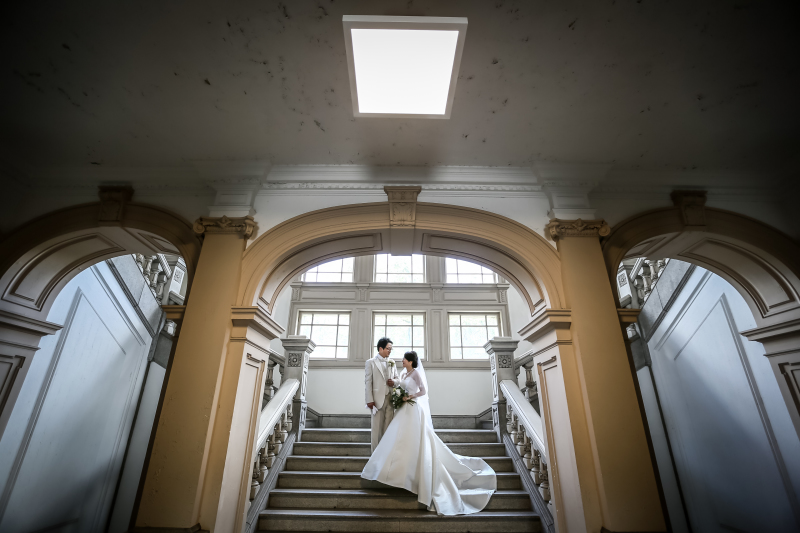 西洋建築の豪華な雰囲気の階段で。