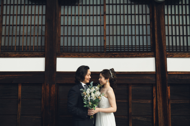 向かいあってブーケを持って見て