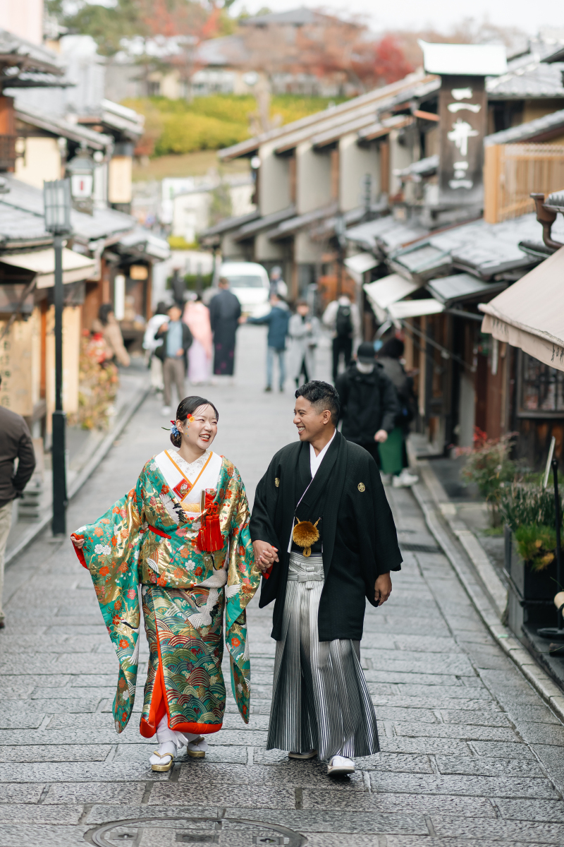 京都らしい街並みをぶらりとお散歩する2人