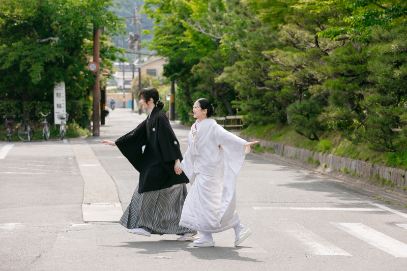 二人が向かう先はロケーション撮影先の大覚寺