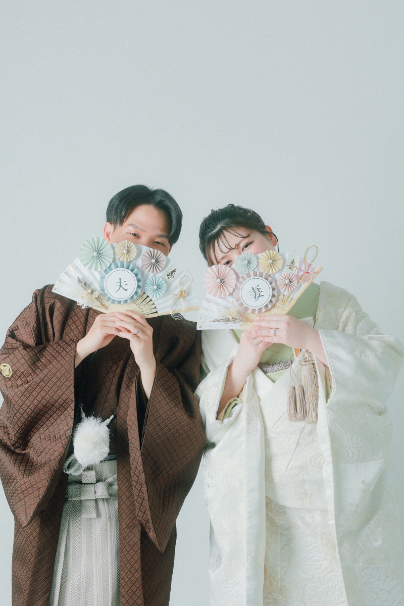 夫婦扇子を使って