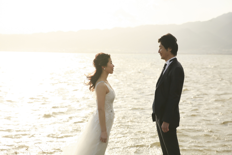 夕日に輝く琵琶湖。