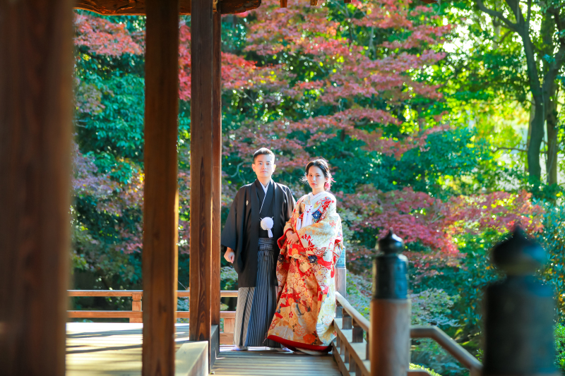 京都の随心院のお堂の前で。
