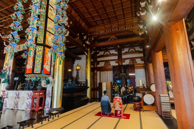 観音様に手を合わせる