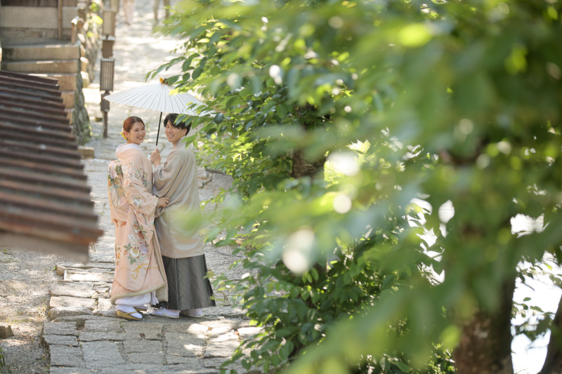 お二人仲良く相合傘で。