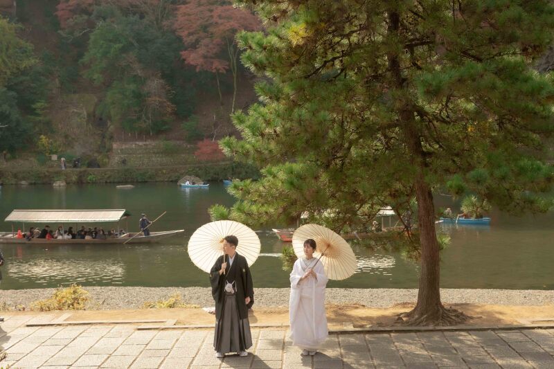 嵐山を背景に。