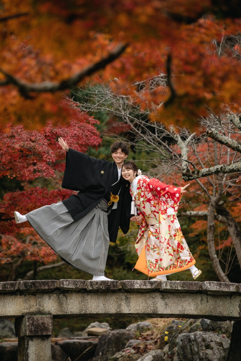 紅葉から覗くお二人