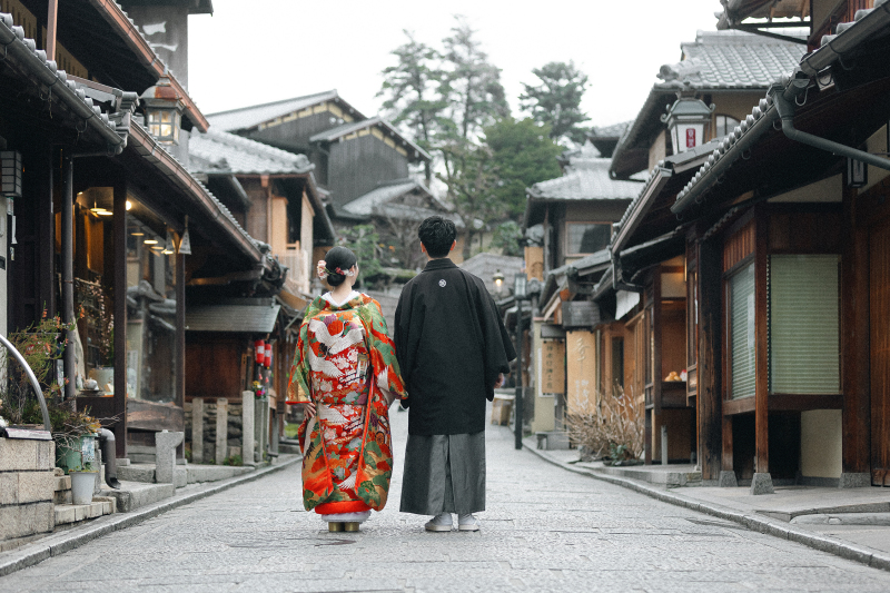 京都の街並みを散歩するお二人。