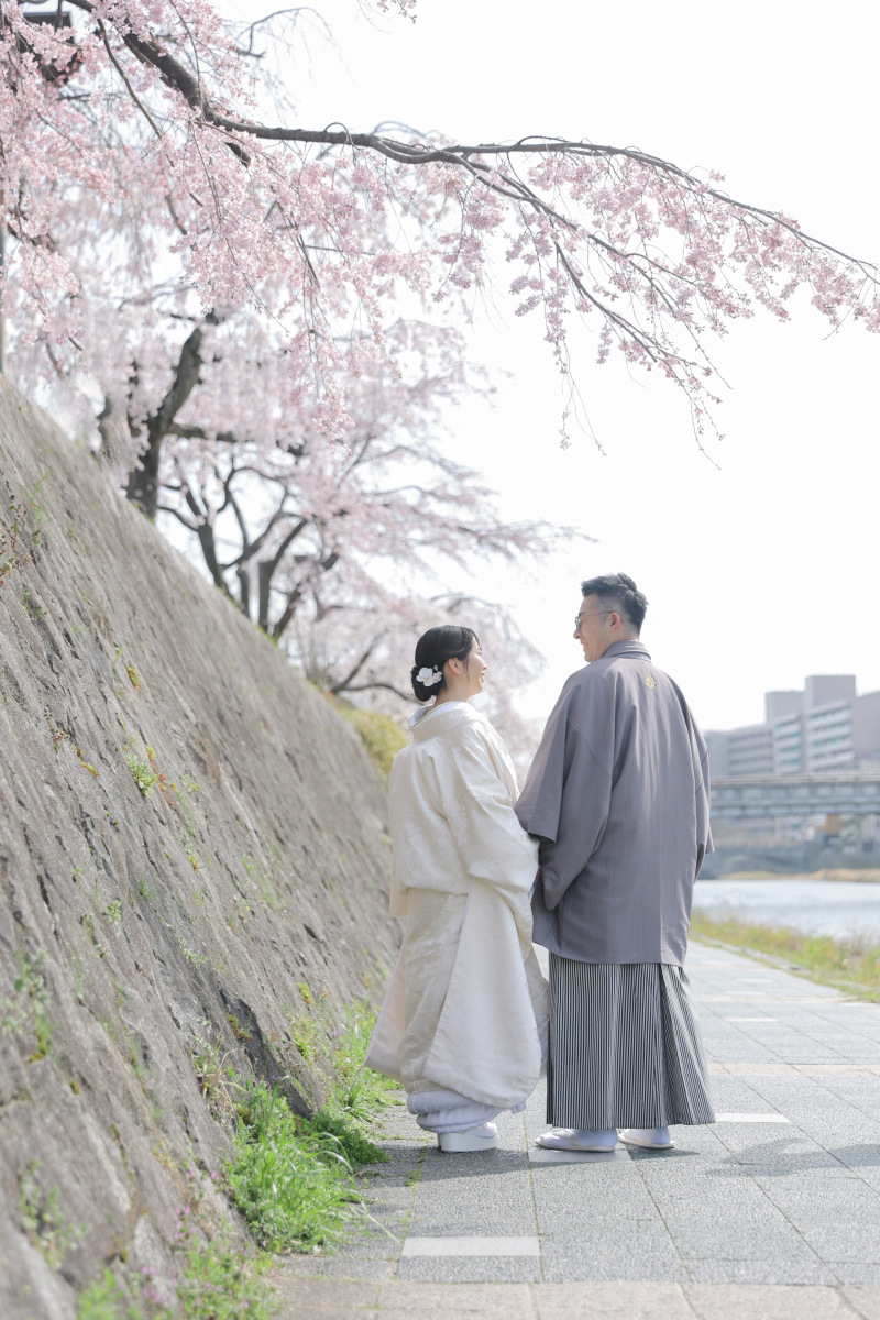 寄り添うお二人の後ろ姿