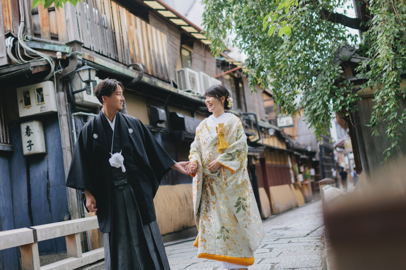 お二人のぶらり祇園を散策するシーン