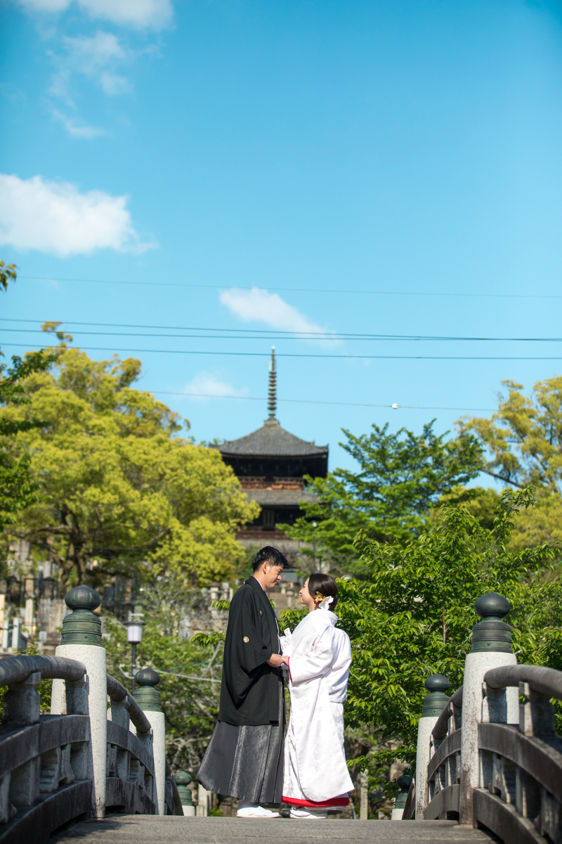 爽やかな風と青く澄み渡る空の下で和装の結婚写真