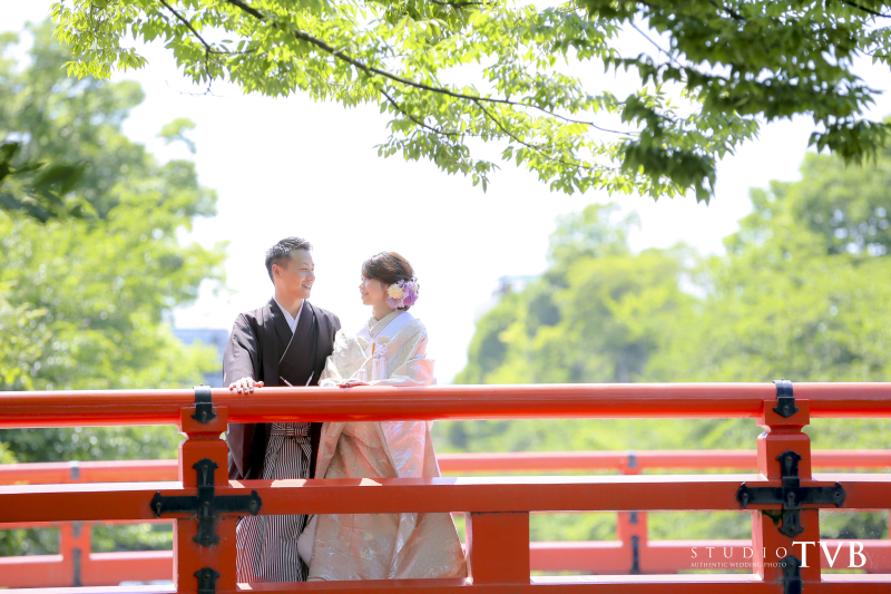 緑と朱赤　逆光の中で