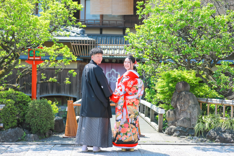 笑顔がかわいい振り返り姿です。