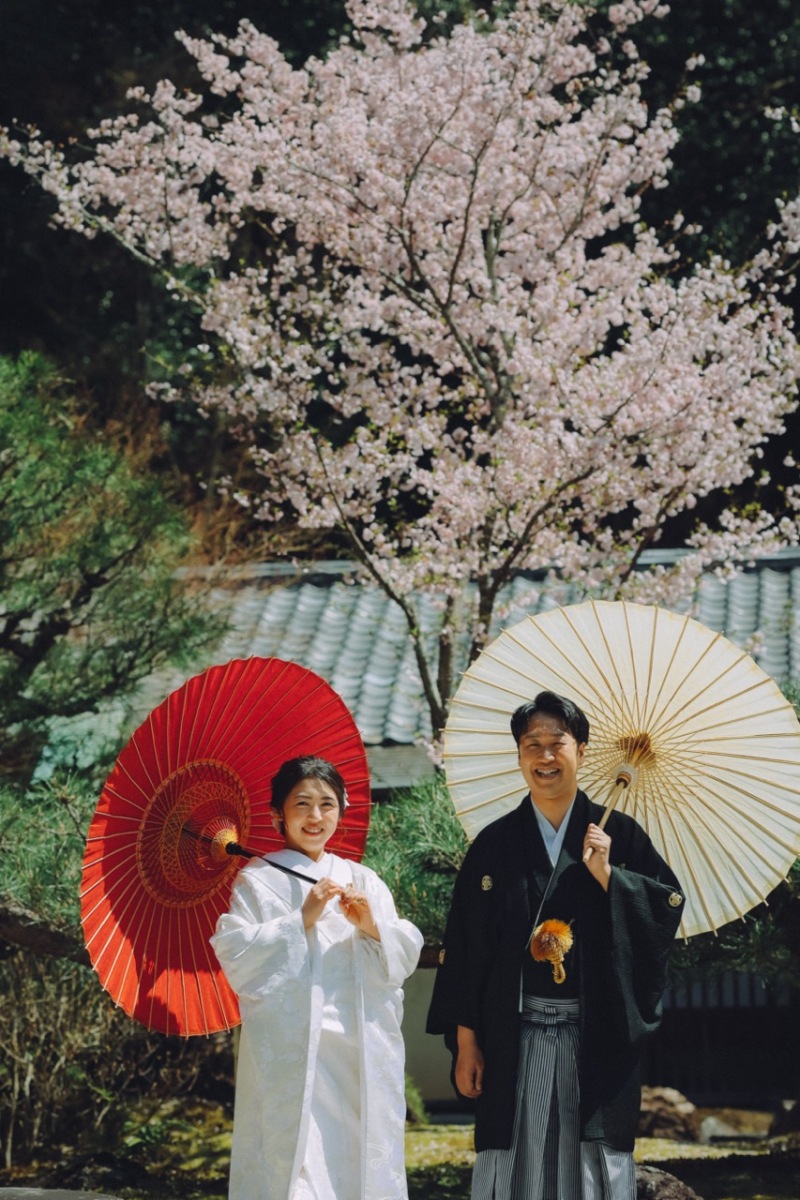 桜と和傘をバックに２ショット！