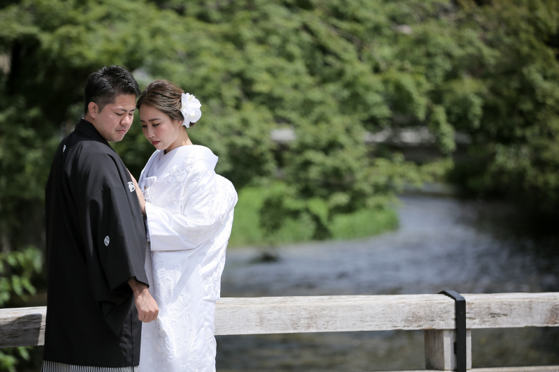 祇園の町内を流れる川を眺めながら。