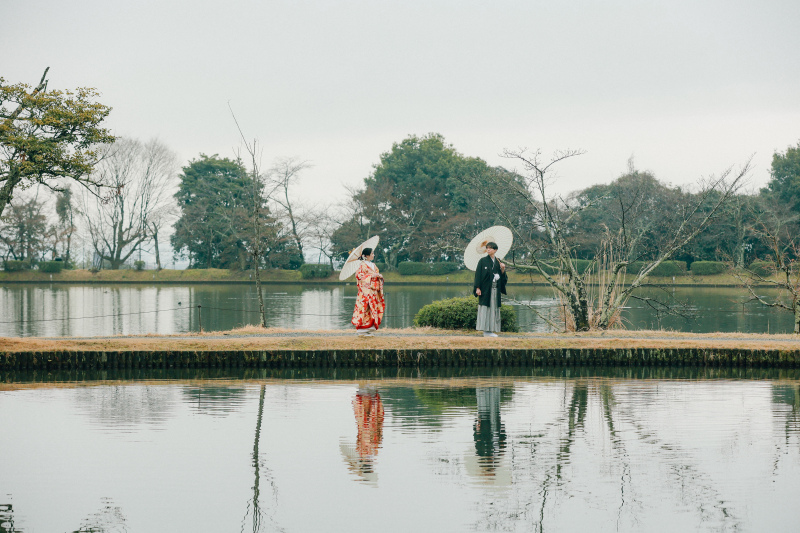 大きな池の周りを散策しながら