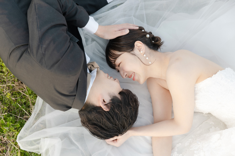 芝生に寝転びショット