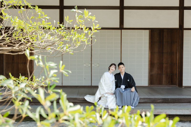 和の情緒が漂う縁側に座るお二人