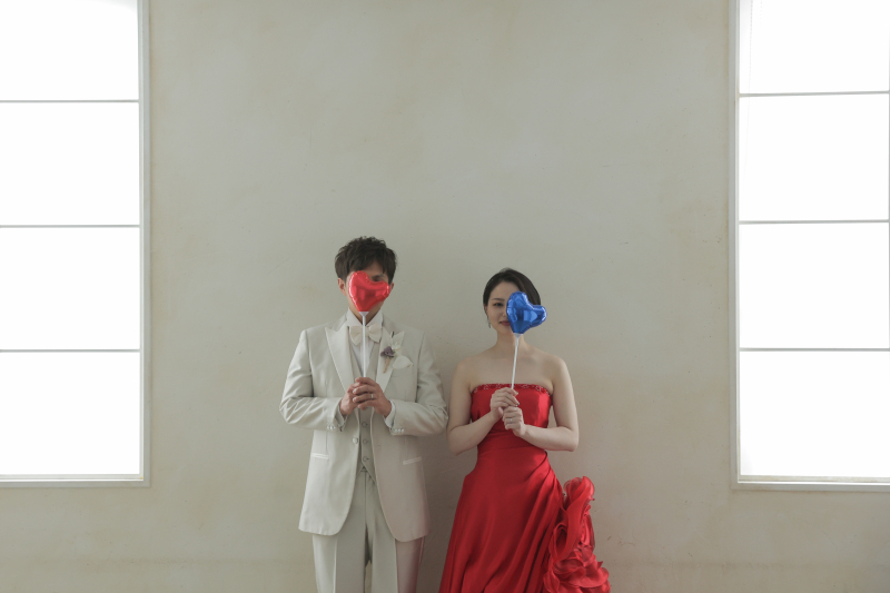 オリジナルグッズで2人ならではの撮影を！【洋装スタジオ】