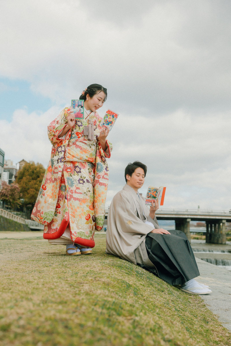 鴨川で漫画を持ってゆったりと