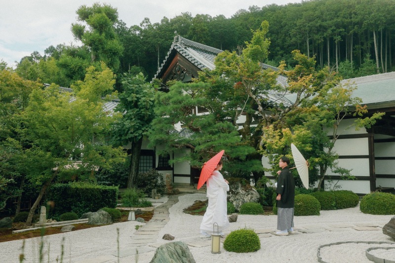 入り口付近には枯山水も