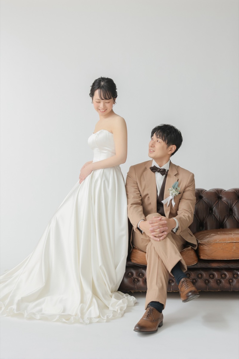 ソファに腰掛けて